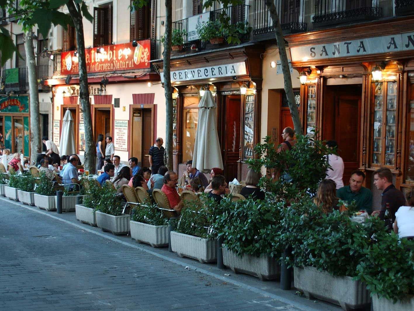 Lugares secretos de Madrid. Pequeña calle de bares del centro de la capital.