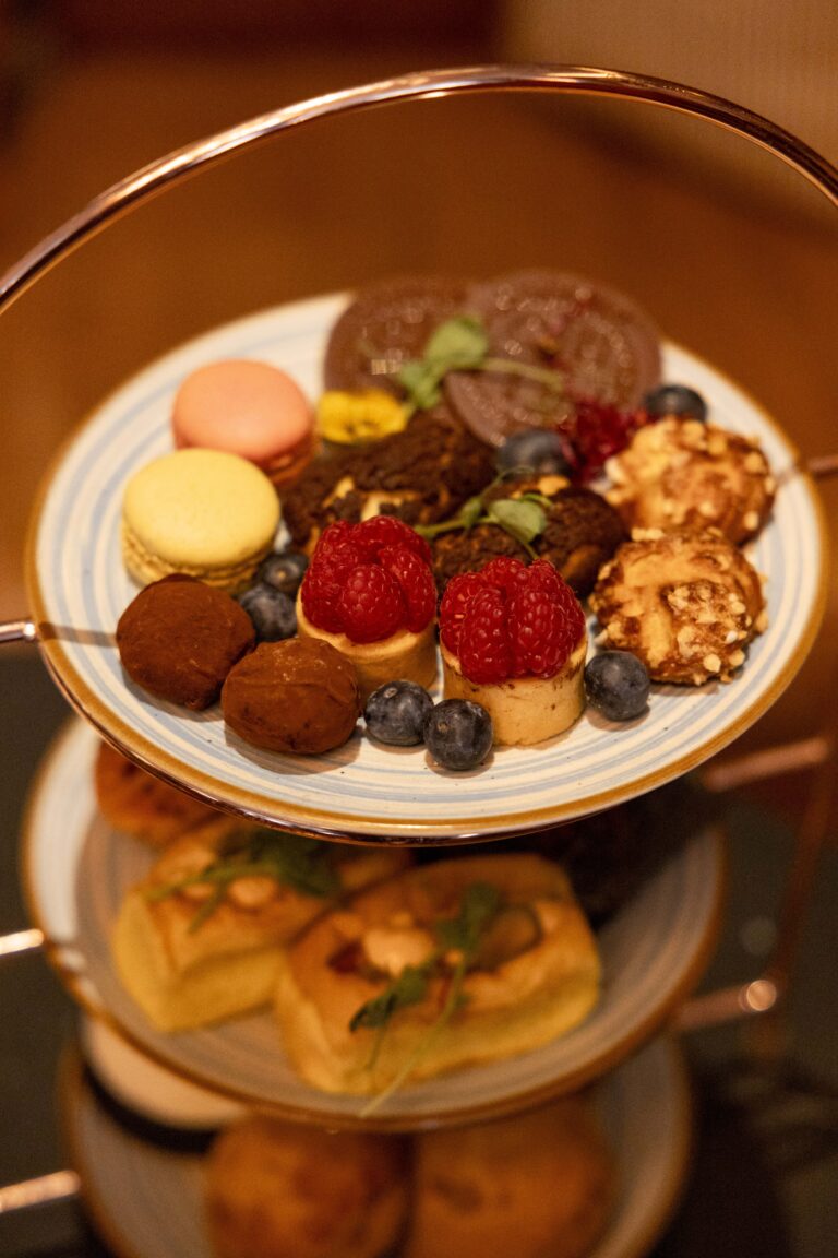 Plato de dulces con en hotel de centro de Madrid