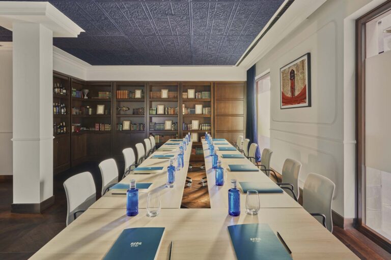 Speak-Easy-Room-Meeting-4-1