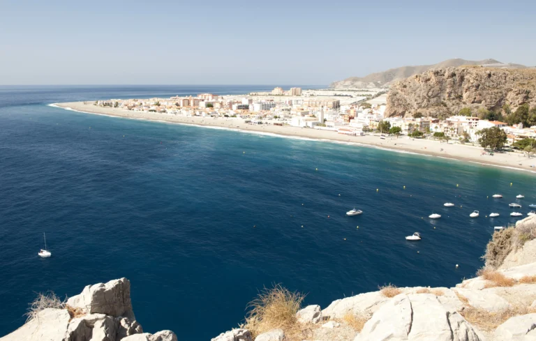 Vista aérea de la playa de Motril con el mar y la línea de costa.