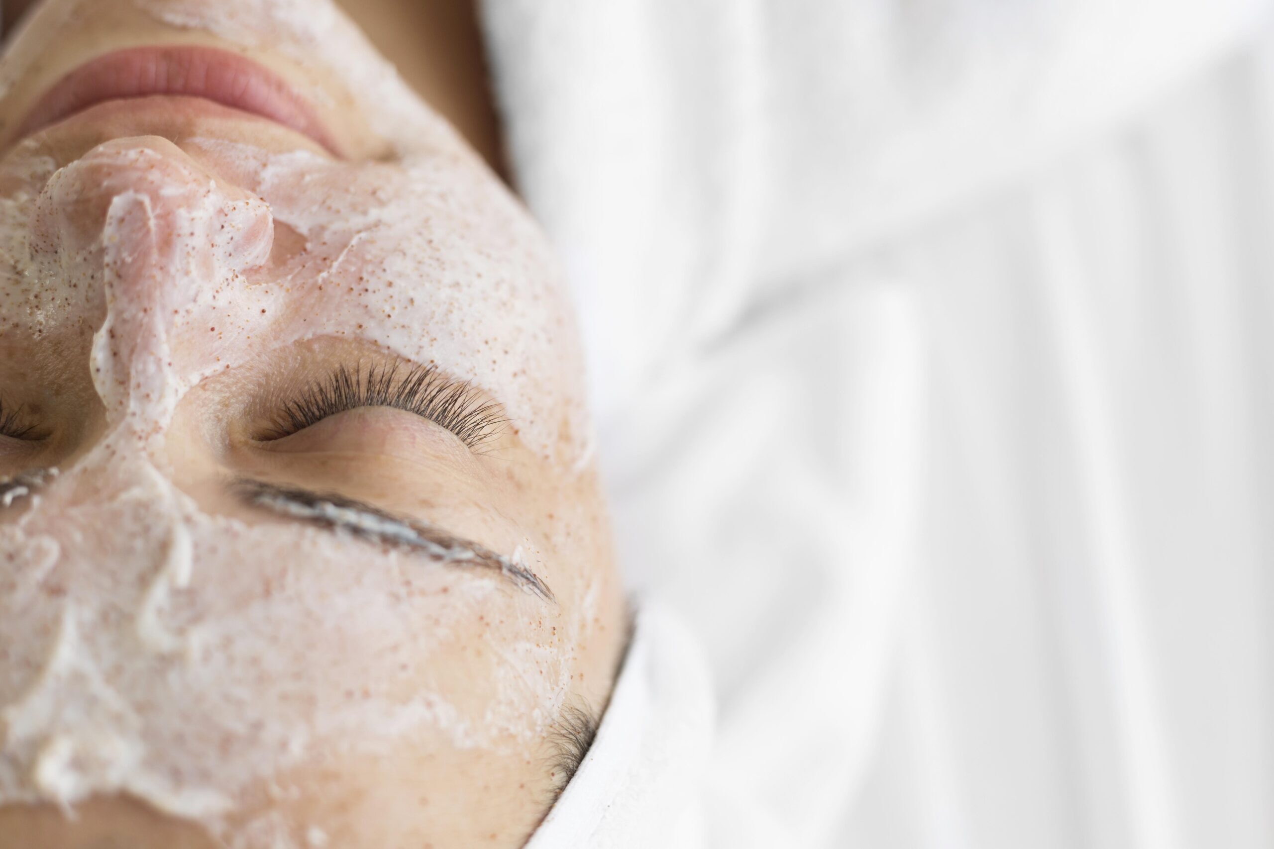 mujer-de-primer-plano-con-crema-facial-scaled-1